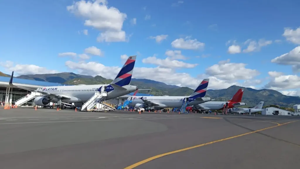 Aerolíneas en Colombia normalizan operaciones tras levantamiento de restricciones de combustible