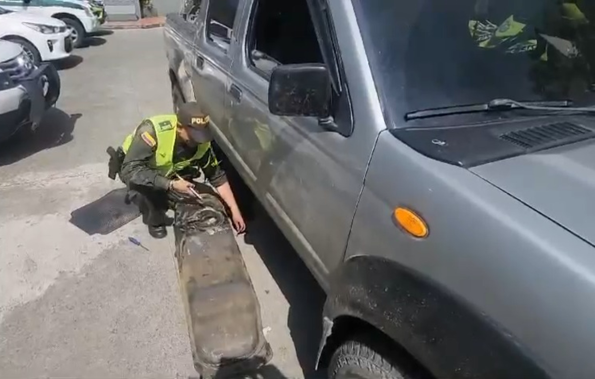 Encaletaron 51 envases de droga en el tanque de gasolina de una camioneta