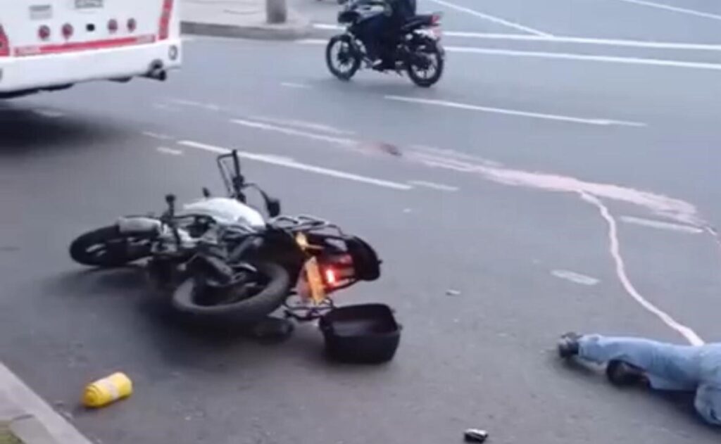 Medellín: ¿Quién se pasó el semáforo en rojo?: Motociclista falleció