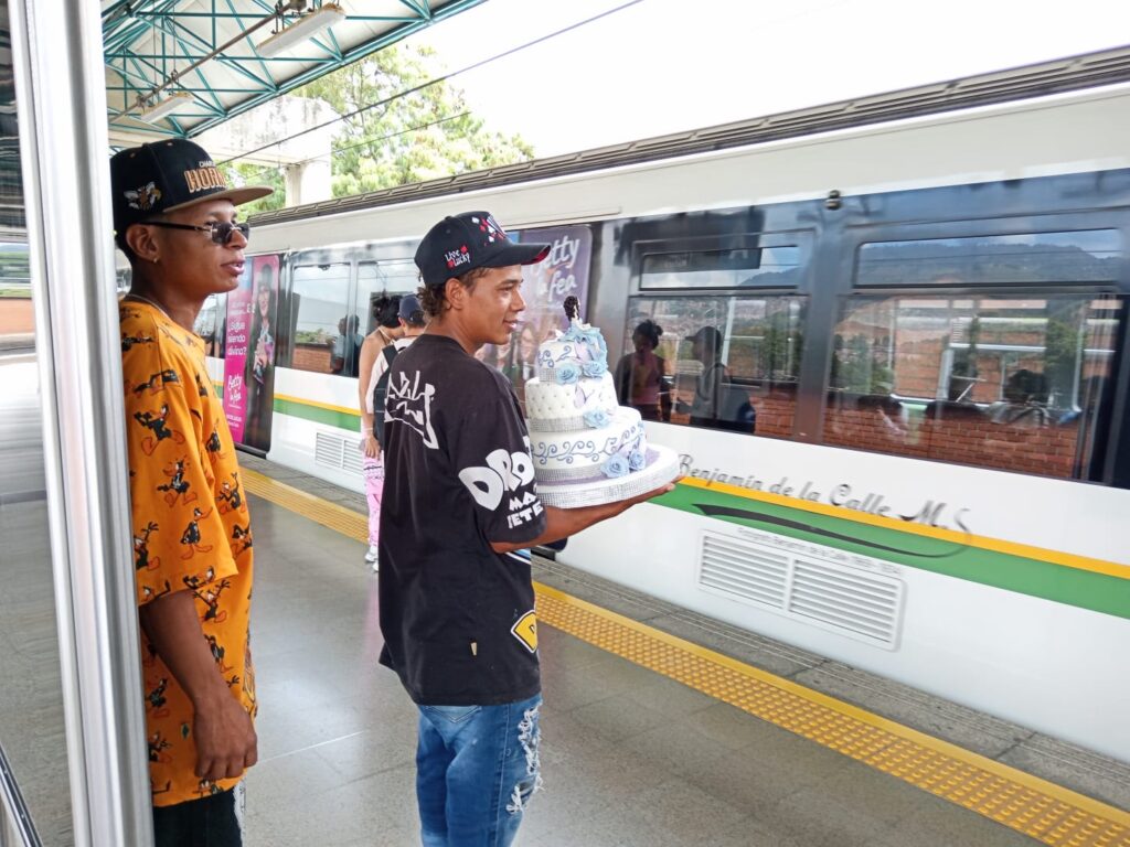 Una torta de 15 viajó en el Metro de Medellín y esta es la historia
