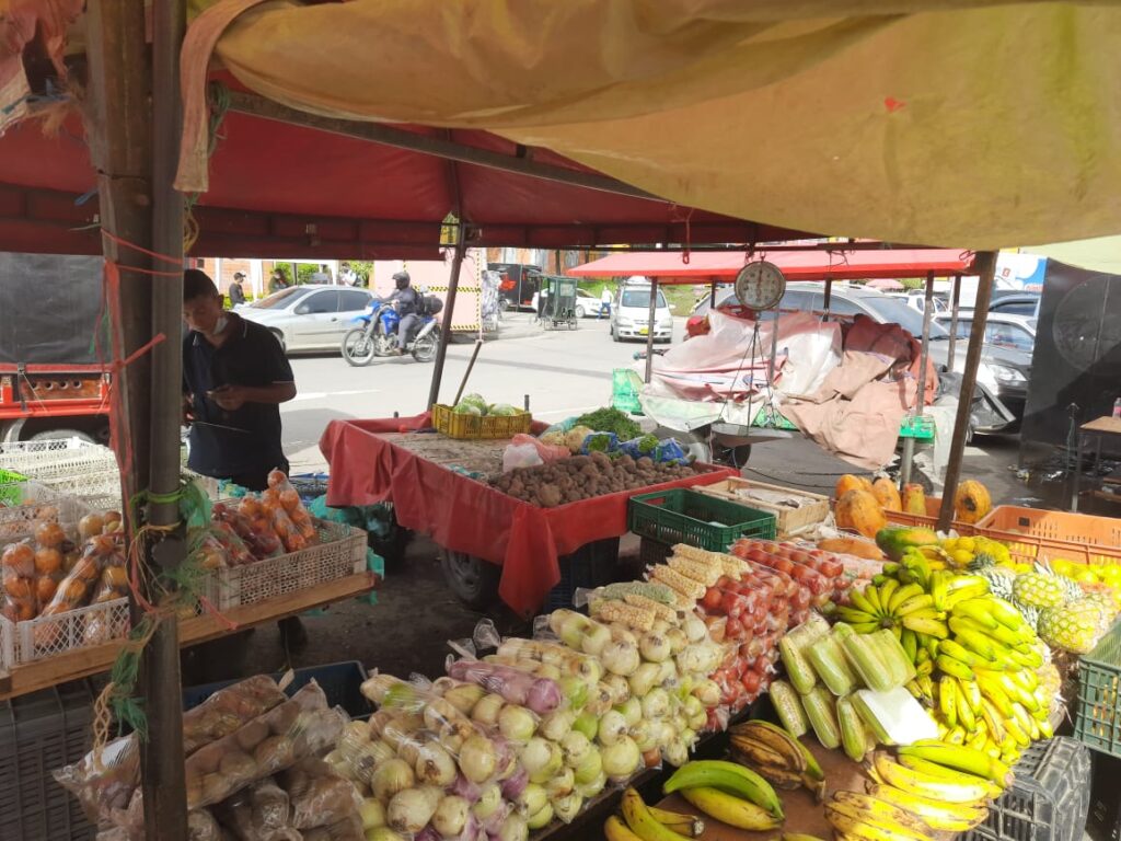 Vendió 4 mangos en 100 mil y después 2 pitayas en 60 mil en Cartagena Vendió 4 mangos en 100 mil y después 2 pitayas en 60 mil en Cartagena
