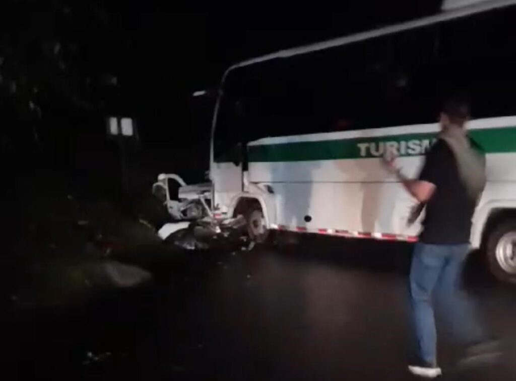 [Video] Cuatro heridos en accidente de tránsito en la vía Medellín – Bogotá