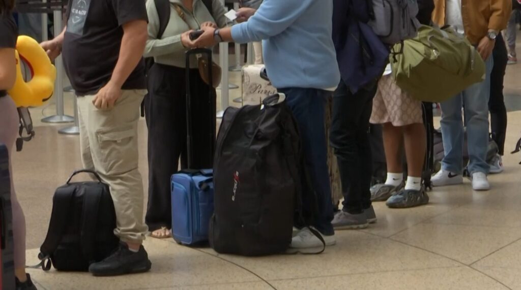 Llega tercer vuelo con 25 deportados de Panamá a Medellín