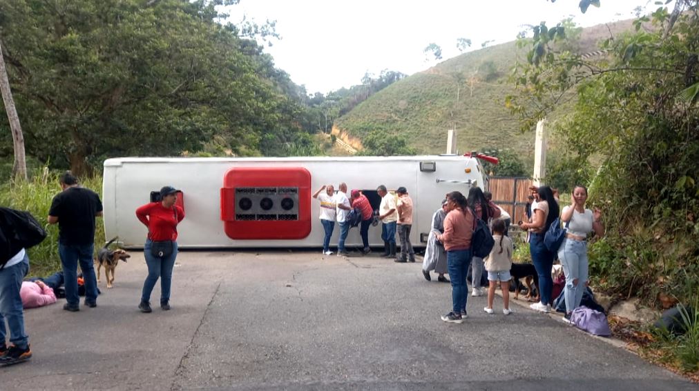 Un muerto y 2 heridos dejó el volcamiento de un bus en Yolombó