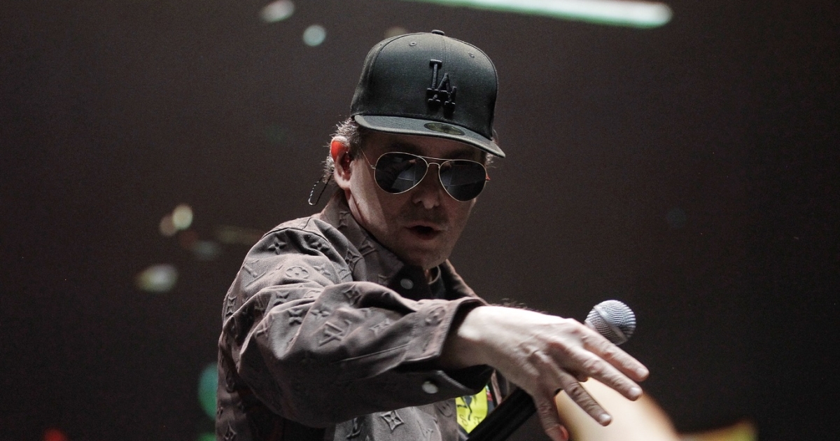 Calamaro repite gesto taurino en concierto en Bogotá