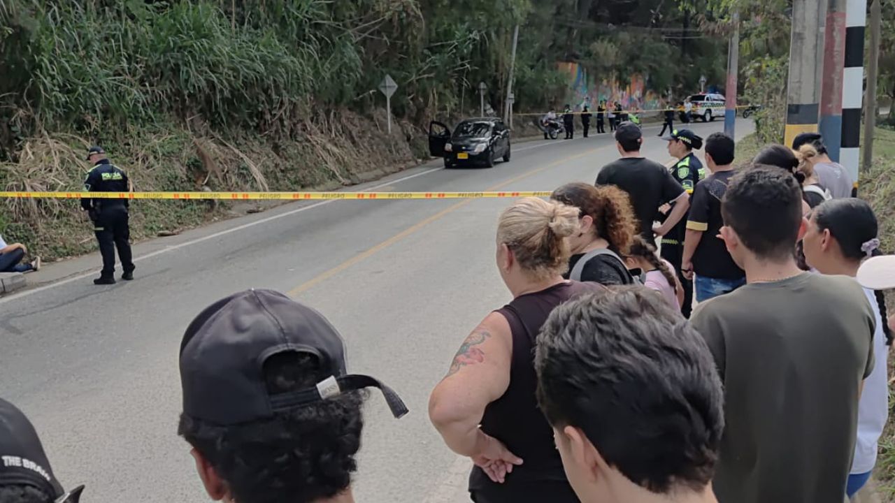 Congestión en Girardota tras hallazgo de cuerpo con impactos de bala dentro de un carro