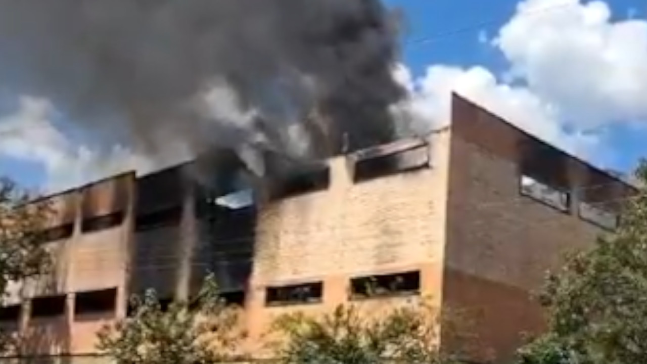 Controlaron fuerte incendio en bodega del Parque Industrial de Girardota
