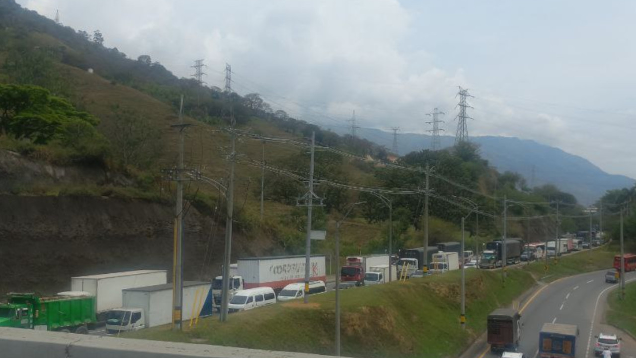 ¡Mañana caótica en Girardota! Accidente y muerte de ciclista complican el tráfico